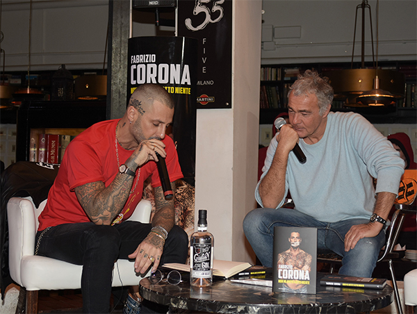 Fabrizio Corona racconta l’inedita biografia con Massimo Giletti a Milano