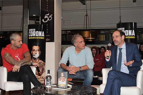 Fabrizio Corona racconta l’inedita biografia con Massimo Giletti a Milano