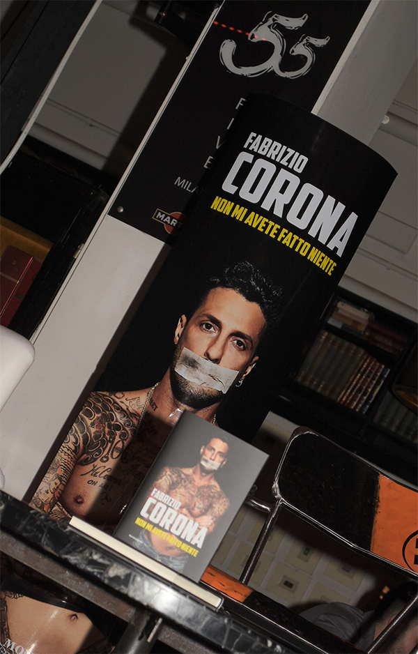 Fabrizio Corona racconta l’inedita biografia con Massimo Giletti a Milano Fabrizio Corona racconta l’inedita biografia con Massimo Giletti a Milano