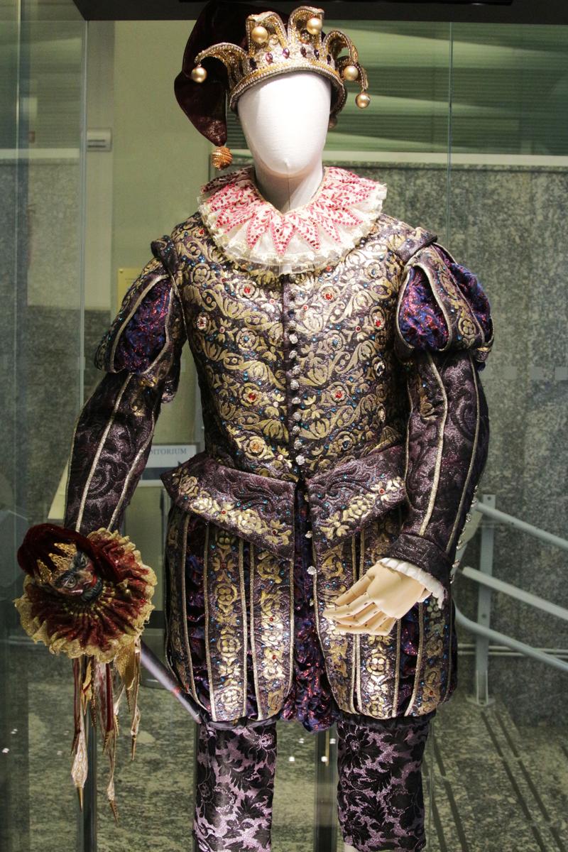 Assolombarda celebra la Scala: esposto il costume del Rigoletto Assolombarda celebra la Scala: esposto il costume del Rigoletto