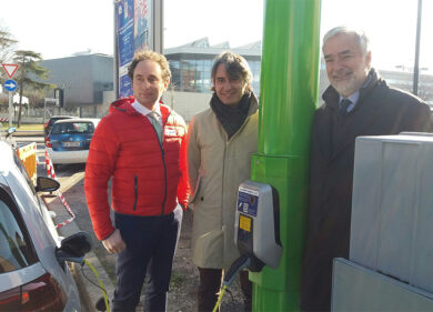 E-car, a Verona i pali smart: Wi-fi, illuminazione, sicurezza e ricarica