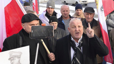 Auschwitz, raduno dell’estrema destra. Gruppo tenta di entrare nel campo