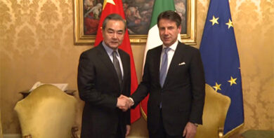 Il Ministro degli Esteri cinese chiede ulteriore cooperazione con l’Italia