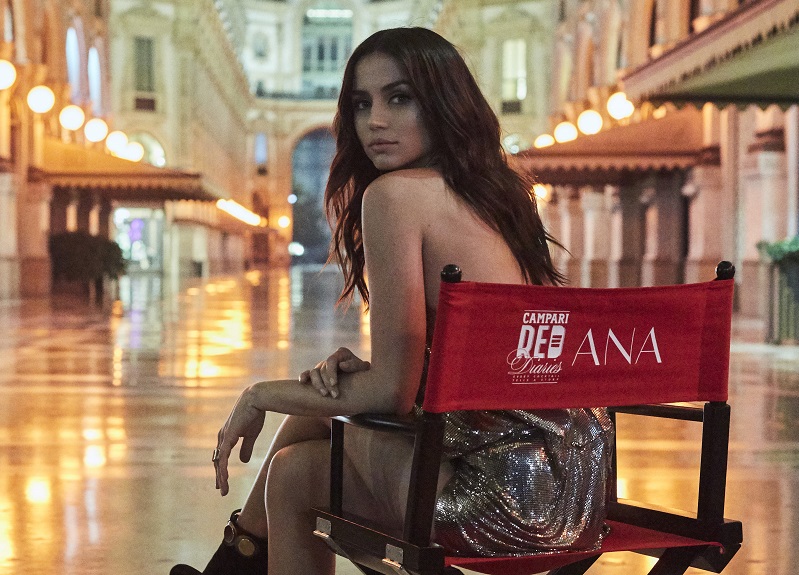 Campari, Entering Red: il nuovo short movie “milanese” firmato Garrone. VIDEO Campari, Entering Red: il nuovo short movie “milanese” firmato Garrone. VIDEO