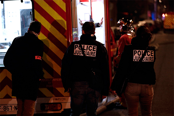 Incendio a Parigi: 10 morti, tra cui un bambino, e 30 feriti Incendio a Parigi: 10 morti, tra cui un bambino, e 30 feriti