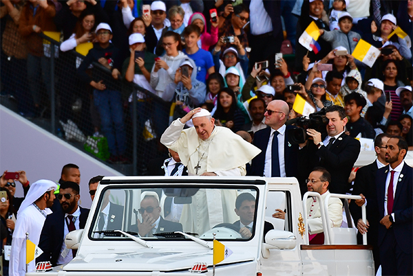 Papa: “Non è beato chi aggredisce”. Folla a prima messa in penisola araba Papa: “Non è beato chi aggredisce”. Folla a prima messa in penisola araba