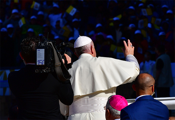 Papa: “Non è beato chi aggredisce”. Folla a prima messa in penisola araba Papa: “Non è beato chi aggredisce”. Folla a prima messa in penisola araba