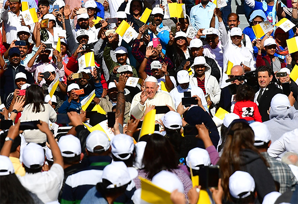 Papa: “Non è beato chi aggredisce”. Folla a prima messa in penisola araba Papa: “Non è beato chi aggredisce”. Folla a prima messa in penisola araba