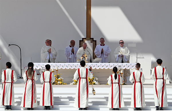 Papa: “Non è beato chi aggredisce”. Folla a prima messa in penisola araba Papa: “Non è beato chi aggredisce”. Folla a prima messa in penisola araba