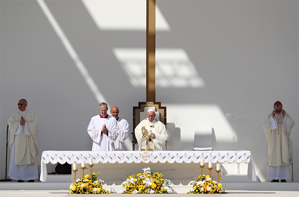 Papa: “Non è beato chi aggredisce”. Folla a prima messa in penisola araba Papa: “Non è beato chi aggredisce”. Folla a prima messa in penisola araba