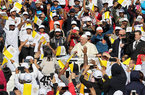 Papa: “Non è beato chi aggredisce”. Folla a prima messa in penisola araba Papa: “Non è beato chi aggredisce”. Folla a prima messa in penisola araba