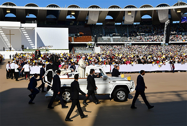 Papa: “Non è beato chi aggredisce”. Folla a prima messa in penisola araba Papa: “Non è beato chi aggredisce”. Folla a prima messa in penisola araba