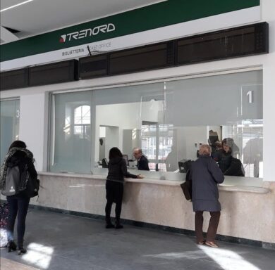Trenord: riaperta oggi completamente rinnovata la biglietteria di Varese FS
