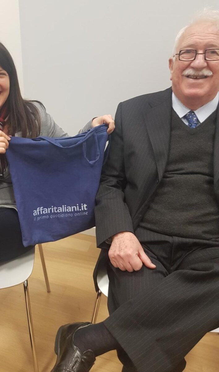 Mannheimer a Lisbona per il suo libro: eccolo con la borsa di Affaritaliani