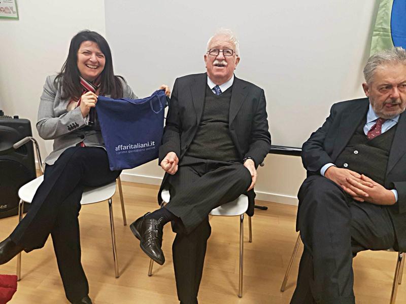 Mannheimer a Lisbona per il suo libro: eccolo con la borsa di Affaritaliani