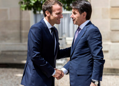 Conte tende la mano alla Francia: “Un malinteso”. E incontra i pastori sardi