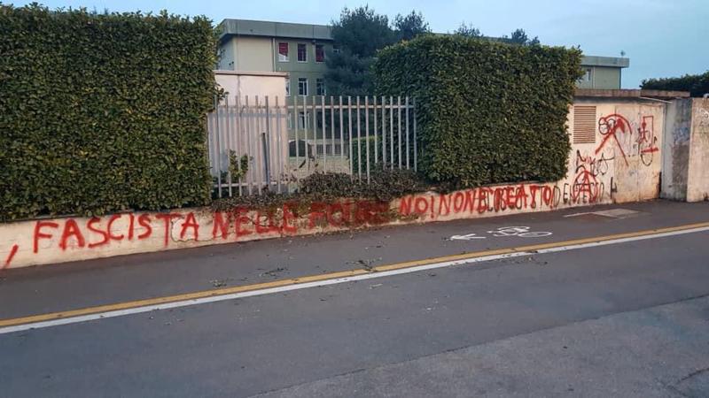 Scritte sul muro dell’Itsos di Cernusco. Pase: Doveroso informare sulle foibe Scritte sul muro dell’Itsos di Cernusco. Pase: Doveroso informare sulle foibe