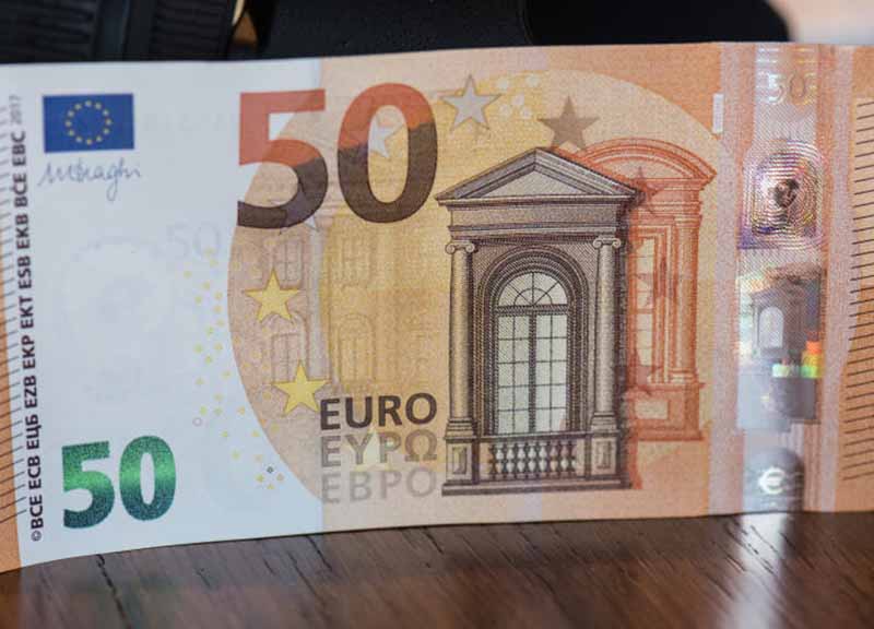Termini, girano per la stazione con 2000€ falsi: fuggono ma vengono arrestati Termini, girano per la stazione con 2000€ falsi: fuggono ma vengono arrestati