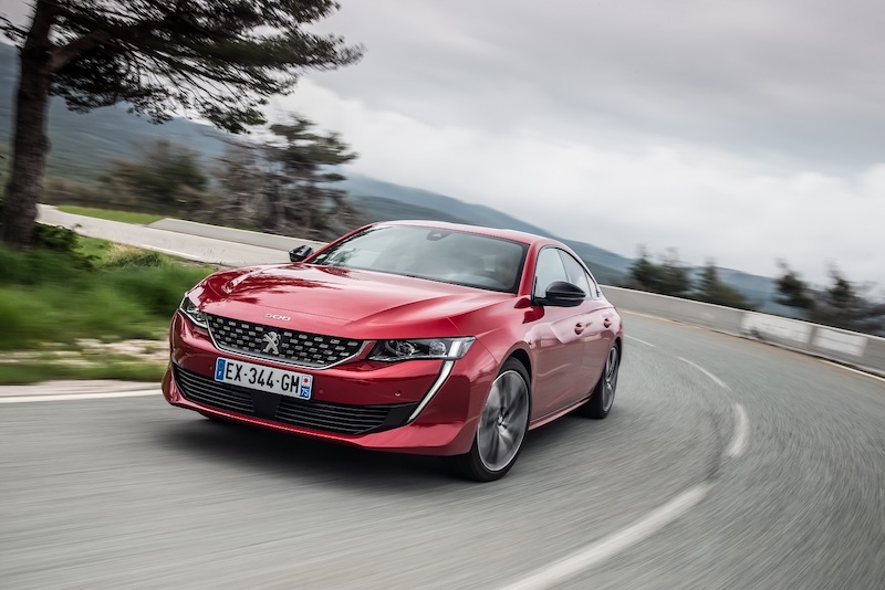 Peugeot e Stefano Accorsi rinnovano la collaborazione Peugeot e Stefano Accorsi rinnovano la collaborazione