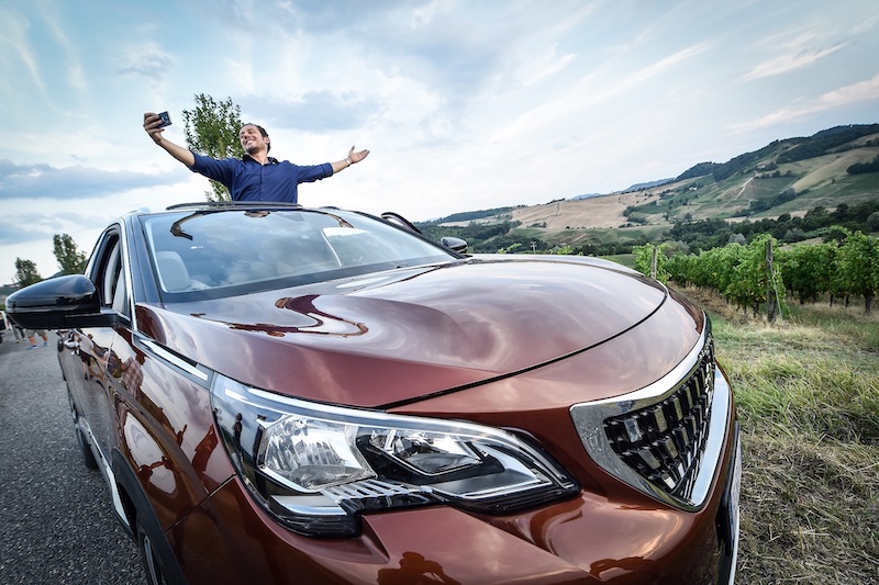 Peugeot e Stefano Accorsi rinnovano la collaborazione Peugeot e Stefano Accorsi rinnovano la collaborazione