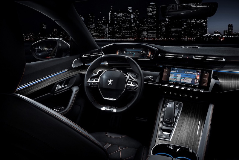 Peugeot e Stefano Accorsi rinnovano la collaborazione Peugeot e Stefano Accorsi rinnovano la collaborazione
