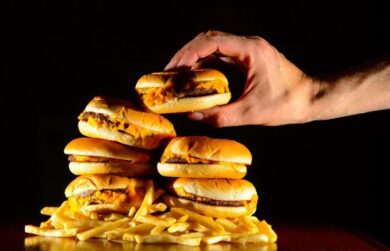Cibo spazzatura: possibile legame tra junk food e malattie mortali