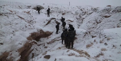 Cina, esercitazioni militari nella neve dello Xinjiang