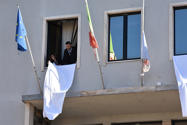 Latte: in Sardegna migliaia studenti in piazza coi pastori