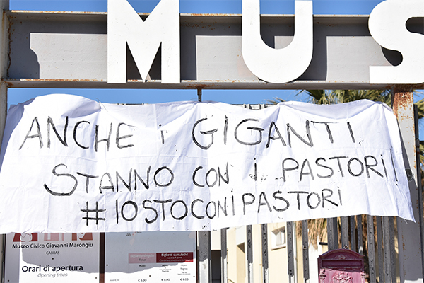 Latte: in Sardegna migliaia studenti in piazza coi pastori