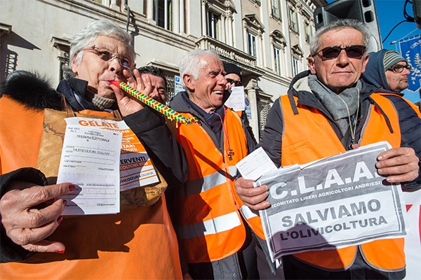 Gilet arancioni in piazza. Centinaio, Xylella: “I soldi ci sono, si parte”
