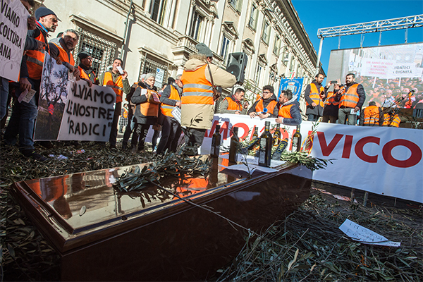 Gilet arancioni in piazza. Centinaio, Xylella: “I soldi ci sono, si parte”