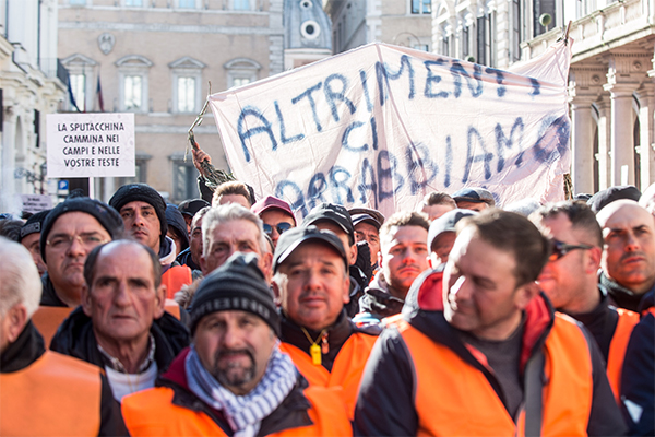 Gilet arancioni in piazza. Centinaio, Xylella: “I soldi ci sono, si parte”
