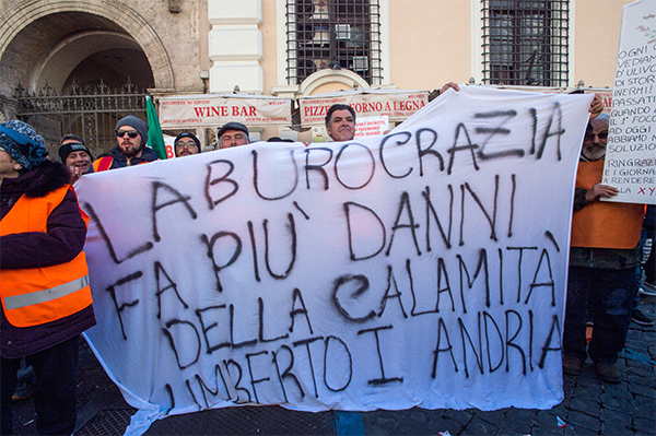 Gilet arancioni in piazza. Centinaio, Xylella: “I soldi ci sono, si parte”