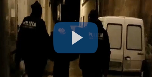 Mafia nigeriana, clan gestiva il traffico di esseri umani: 5 arresti. Video Mafia nigeriana, clan gestiva il traffico di esseri umani: 5 arresti. Video