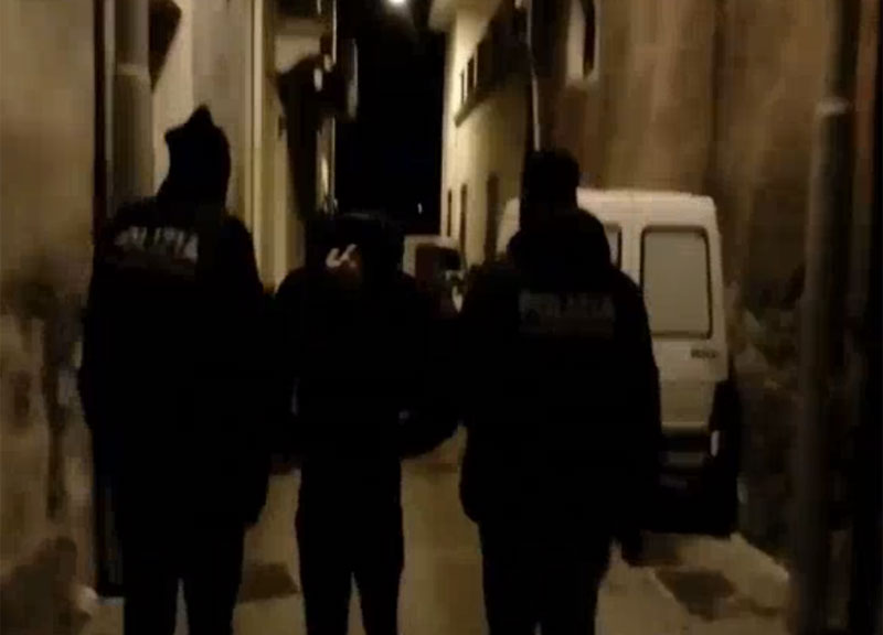 Galleria foto 'Mafia nigeriana, clan gestiva il traffico di esseri umani: 5 arresti. Video' - foto 1