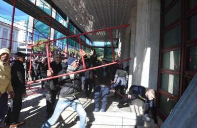 Albania, assalto alla sede del governo. Opposizione in piazza a Tirana