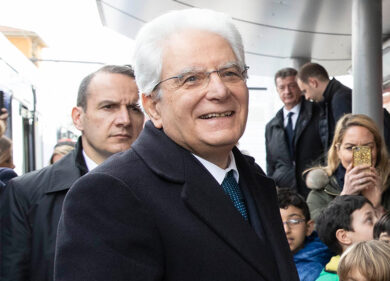 Mattarella a Parigi, precipitazione precoce. Bene Di Maio che…