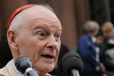 Pedofilia, Vaticano: arcivescovo McCarrick ridotto allo stato laicale