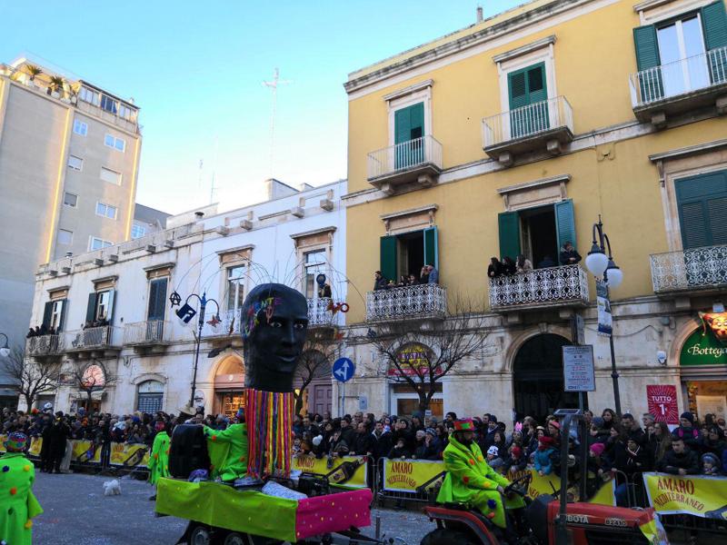 Putignano, il Carnevale si trasforma in una parata mondialista e LGBT Putignano, il Carnevale si trasforma in una parata mondialista e LGBT