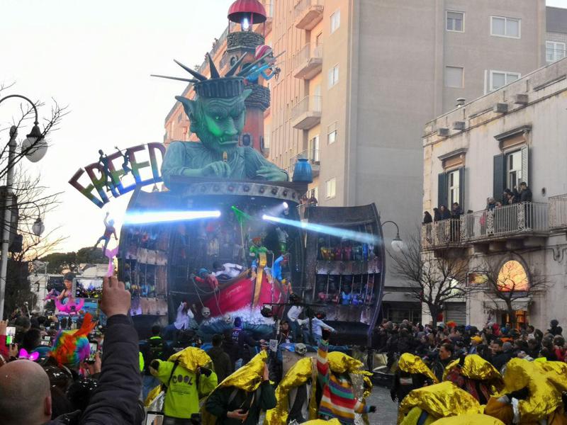 Putignano, il Carnevale si trasforma in una parata mondialista e LGBT Putignano, il Carnevale si trasforma in una parata mondialista e LGBT