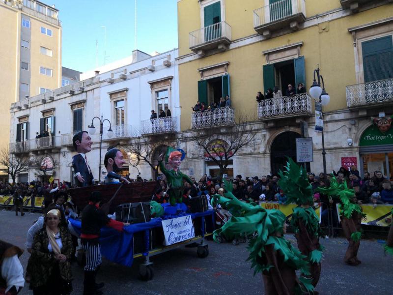 Putignano, il Carnevale si trasforma in una parata mondialista e LGBT Putignano, il Carnevale si trasforma in una parata mondialista e LGBT