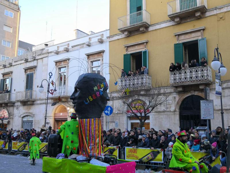 Putignano, il Carnevale si trasforma in una parata mondialista e LGBT Putignano, il Carnevale si trasforma in una parata mondialista e LGBT