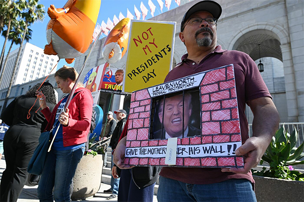 Trump: ricorso di 16 Stati Usa contro l’emergenza nazionale per il Muro Trump: ricorso di 16 Stati Usa contro l’emergenza nazionale per il Muro