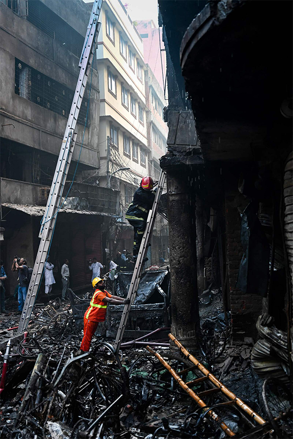 Bangladesh: a fuoco un condominio a Dakka, almeno 70 morti. FOTO Bangladesh: a fuoco un condominio a Dakka, almeno 70 morti. FOTO