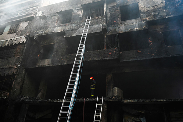 Bangladesh: a fuoco un condominio a Dakka, almeno 70 morti. FOTO Bangladesh: a fuoco un condominio a Dakka, almeno 70 morti. FOTO