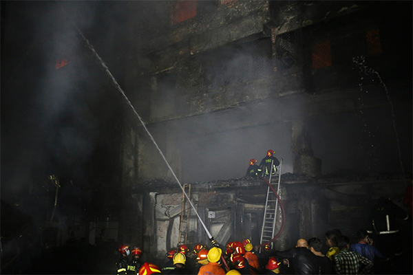 Bangladesh: a fuoco un condominio a Dakka, almeno 70 morti. FOTO Bangladesh: a fuoco un condominio a Dakka, almeno 70 morti. FOTO