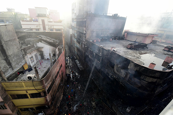Bangladesh: a fuoco un condominio a Dakka, almeno 70 morti. FOTO Bangladesh: a fuoco un condominio a Dakka, almeno 70 morti. FOTO