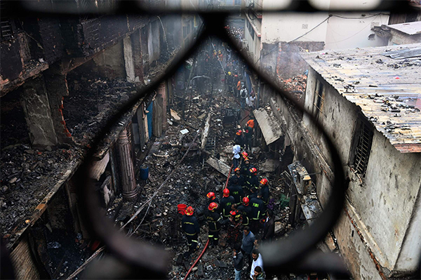 Bangladesh: a fuoco un condominio a Dakka, almeno 70 morti. FOTO Bangladesh: a fuoco un condominio a Dakka, almeno 70 morti. FOTO