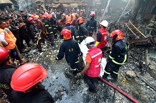 Bangladesh: a fuoco un condominio a Dakka, almeno 70 morti. FOTO Bangladesh: a fuoco un condominio a Dakka, almeno 70 morti. FOTO