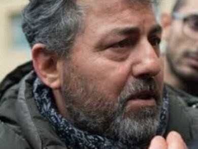 Rigopiano, padre porta fiori al figlio morto:a processo per violazione sigilli